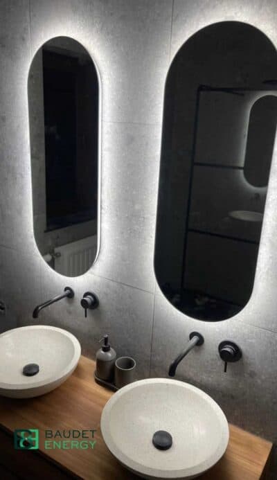 Moderne badkamer met dubbele wastafel