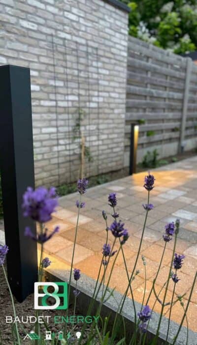 Sfeervolle verlichting aangebracht in moderne tuin