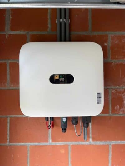 Omvormer geplaatst voor een zonnepanelen installatie