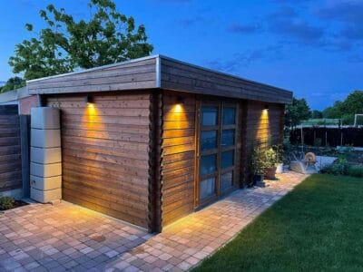 Rustiek tuinhuis voorzien van sfeervolle verlichting