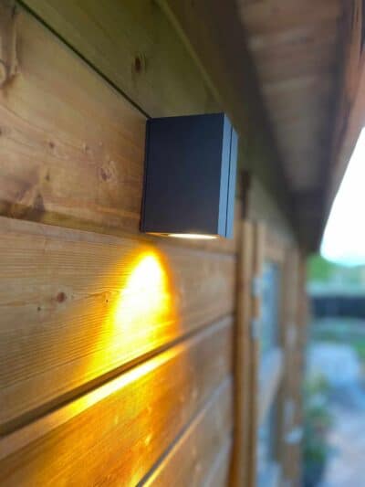 Moderne tuinverlichting buiten op houten wand