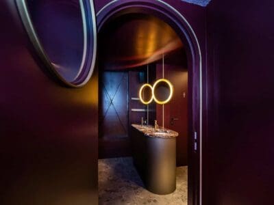 Modern toilet in handelszaak met dubbele wastafel in stijlvol badkamermeubel