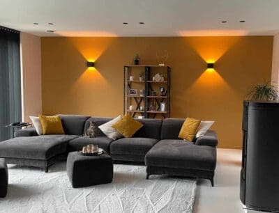 Moderne woonkamer met grijze bank en kleuraccenten