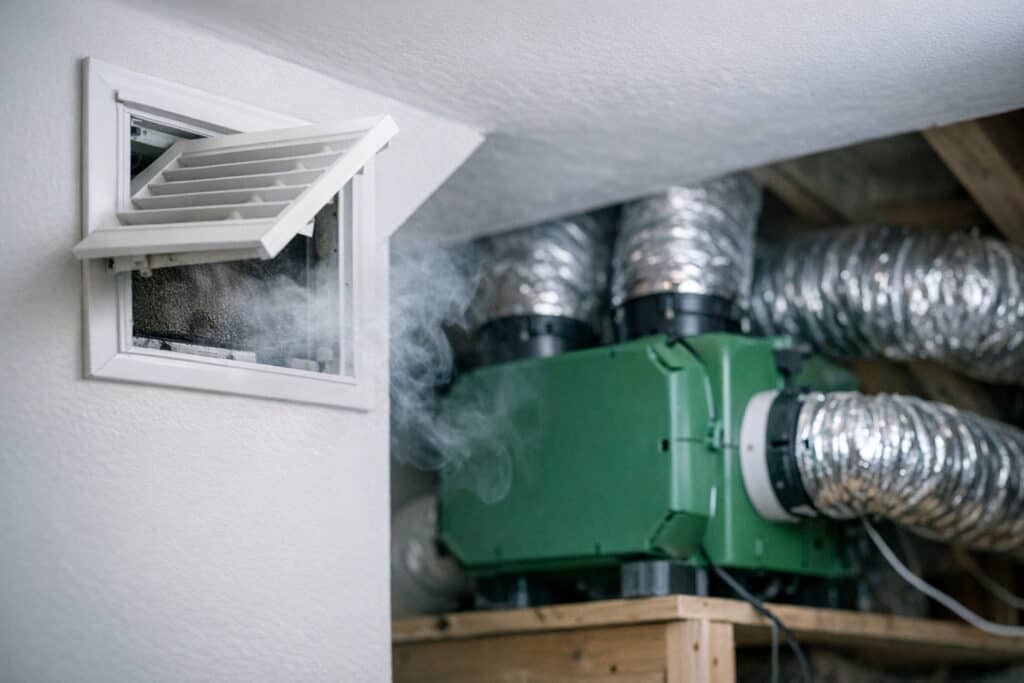 Zichtbare kookdampen die vanuit de keuken naar de woonkamer trekken