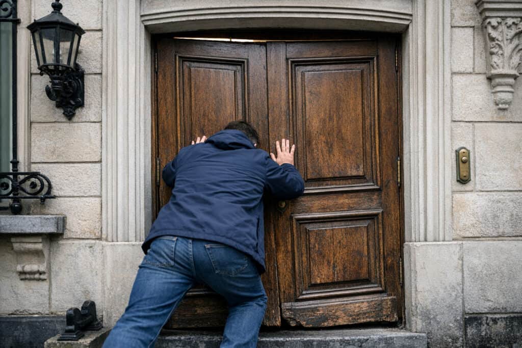 Voordeur die klemt door vocht en uitzetting van het hout