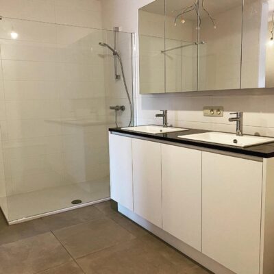 Moderne badkamer met dubbele wastafel en inloopdouche