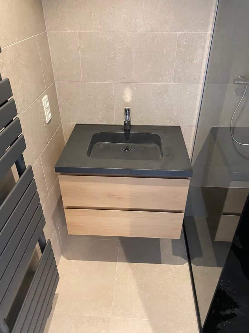 Moderne badkamer met wastafel