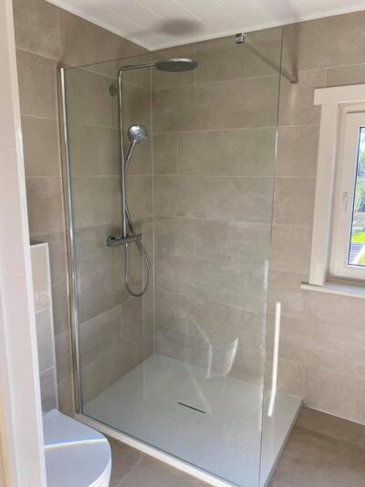Moderne badkamer met inloopdouche