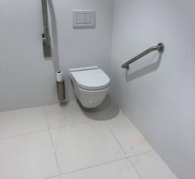 Modern toilet met hangtoilet en gehandicaptenvoorzieningen