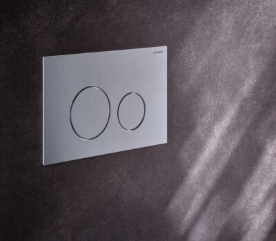 Minimalistisch toilet met moderne inbouwspoelplaat