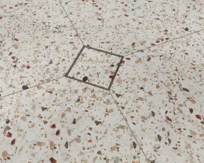 Vloer met terrazzo afwerking in moderne badkamer