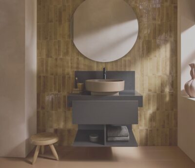 Minimalistische badkamer met hangend meubel en wastafel