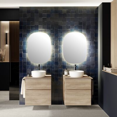 Minimalistische badkamer met dubbele wastafel