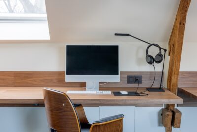 Modern bureau met stopcontacten en schakelaar
