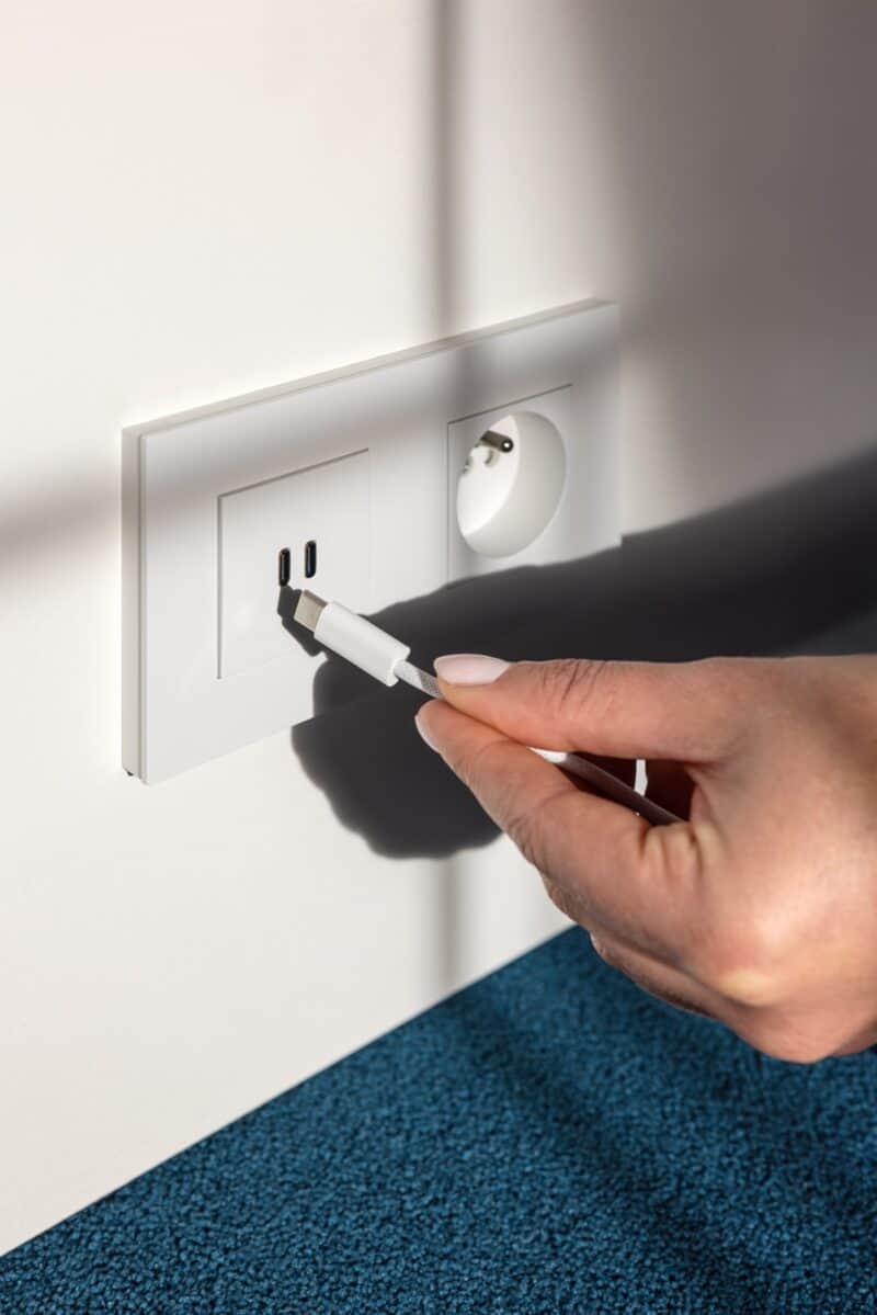 Modern bureau met USB-C wandstopcontacten van Niko