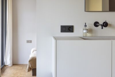 Minimalistische badkamer met elegant badkamermeubel en dubbel USB-C stopcontact