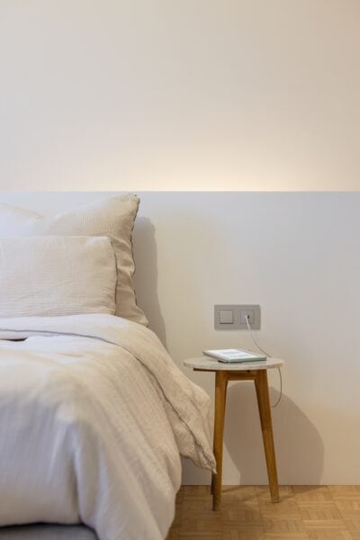 Minimalistische slaapkamer met USB-C stopcontact