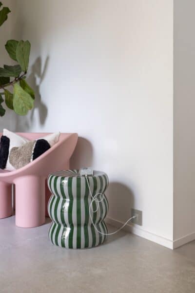 Minimalistische woonkamer met stopcontact