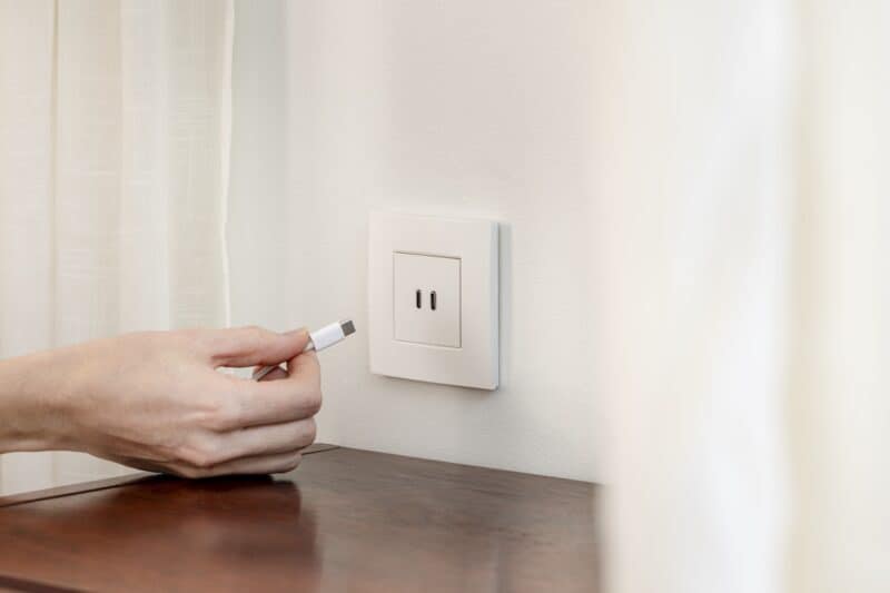 Moderne Niko wandcontactdoos met USB-C poorten