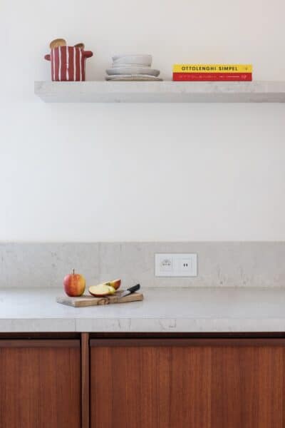 Moderne keuken met wandstopcontact en natuursteen werkblad