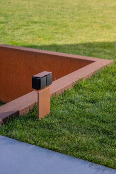 Moderne tuin met dubbel stopcontact in cortenstaal