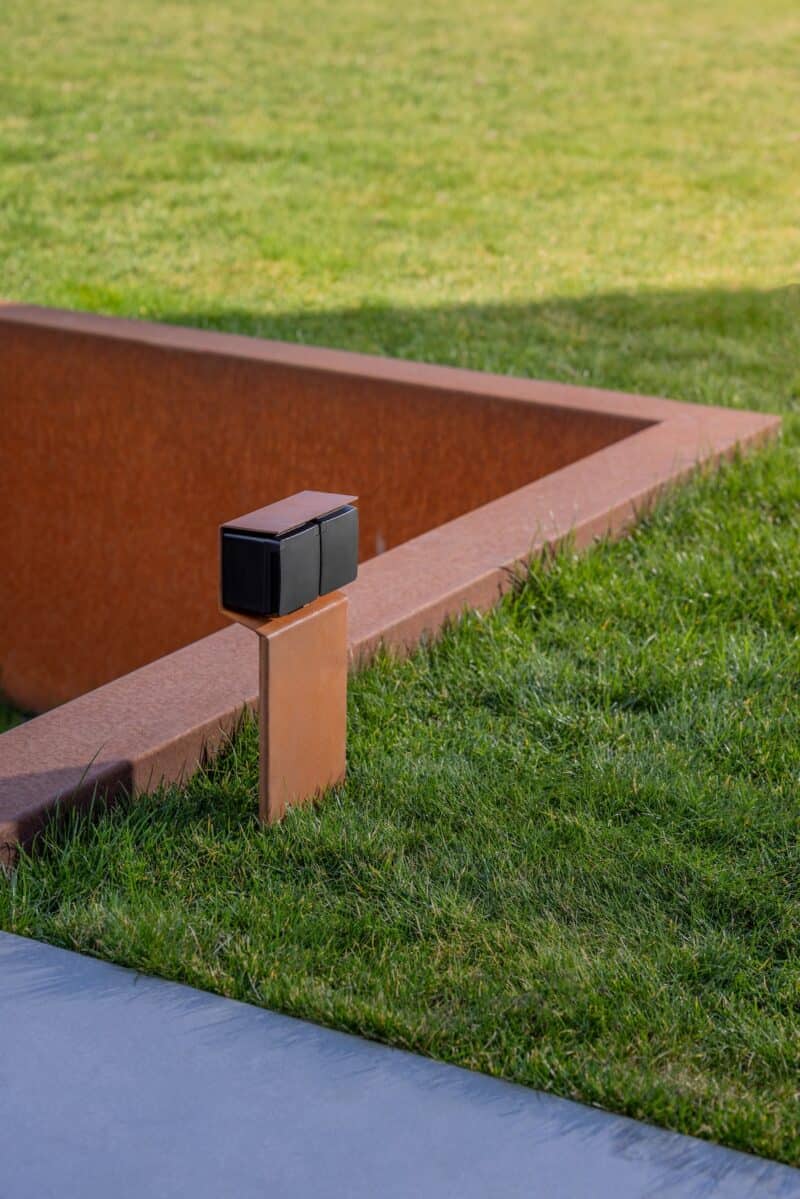 Moderne tuin met dubbel stopcontact in cortenstaal