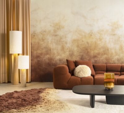 Moderne woonkamer met aquarel behang in warme tinten