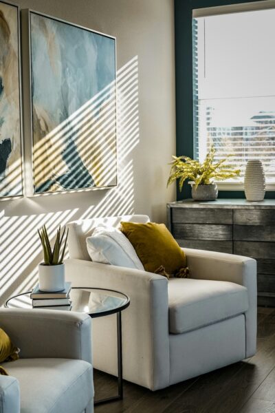 Moderne woonkamer met grote ramen en kunstwerken