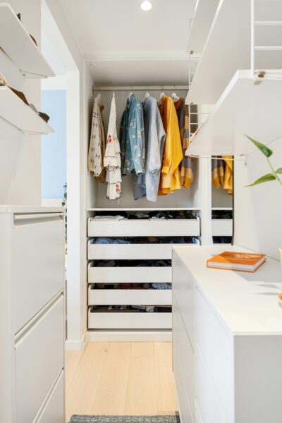 Minimalistische dressing met inbouwkasten