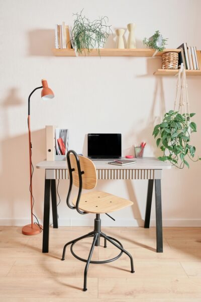 Modern bureau met houten stoel en planten