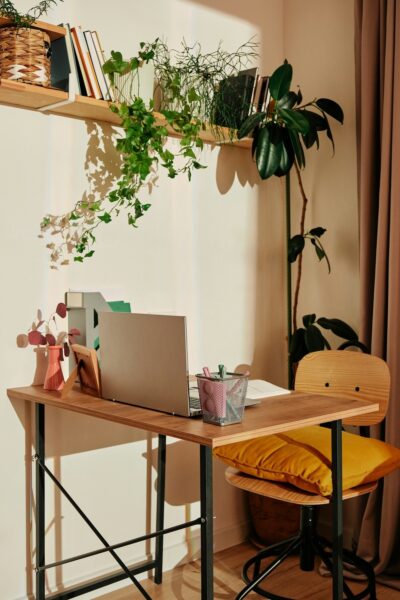 Moderne kantoorruimte met houten bureau en planten