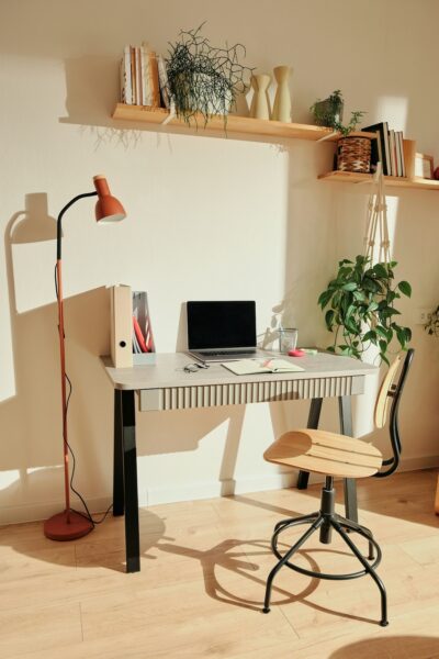 Modern bureau met natuurlijke accenten