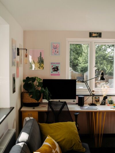 Modern bureau met creatieve muurdecoratie en plant