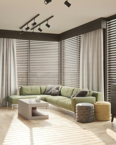 Moderne woonkamer met grote ramen en groene bank