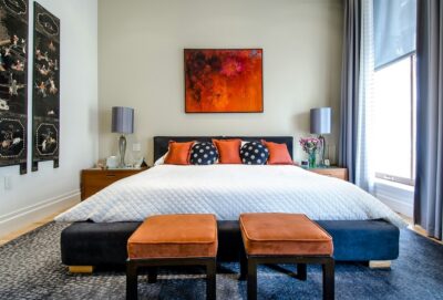 Moderne slaapkamer met op maat gemaakt hoofdbord