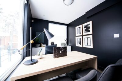 Modern bureau met houten tafel en zwarte accenten