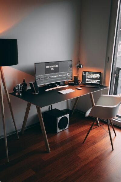 Modern bureau met minimalistische inrichting