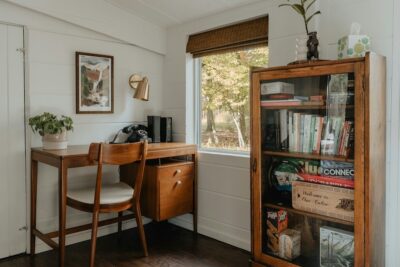 Landelijk bureau met houten meubel en boekenkast