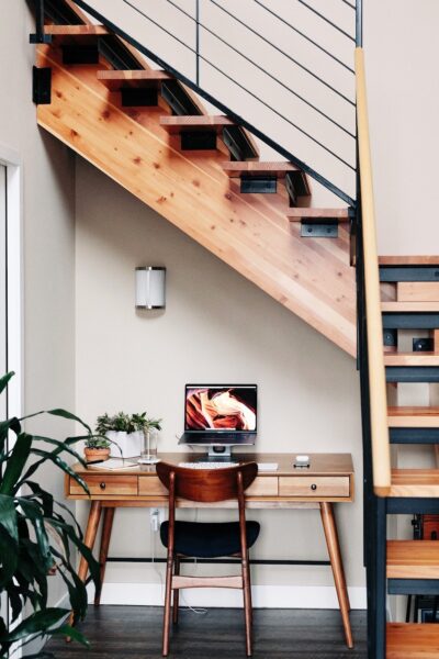 Modern bureau onder houten trap