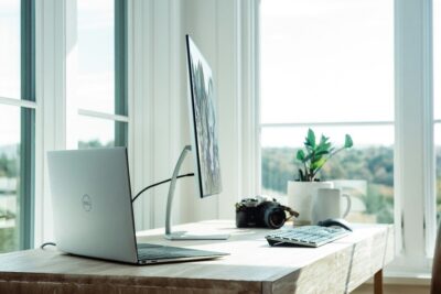 Modern bureau met houten werkblad en elektronische apparaten