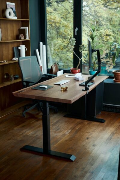 Moderne bureau met houten tafel en zwarte poten