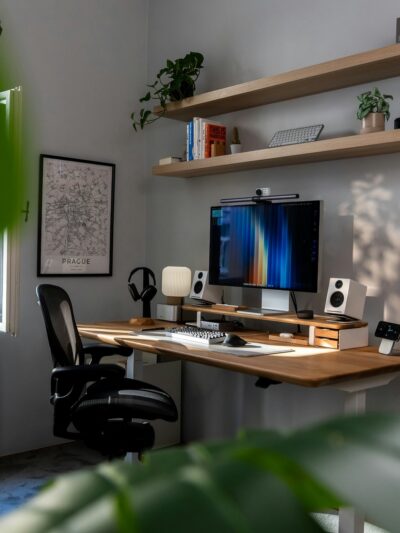 Minimalistisch bureau met houten elementen