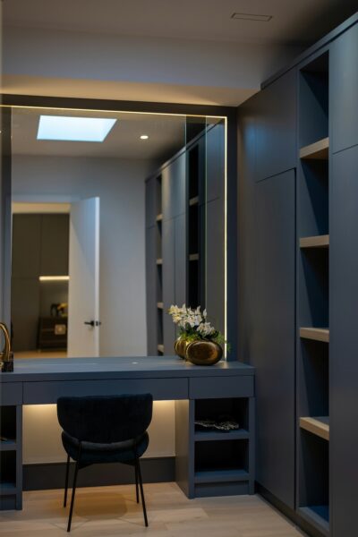 Moderne dressing met inbouwkasten en mooie spiegel