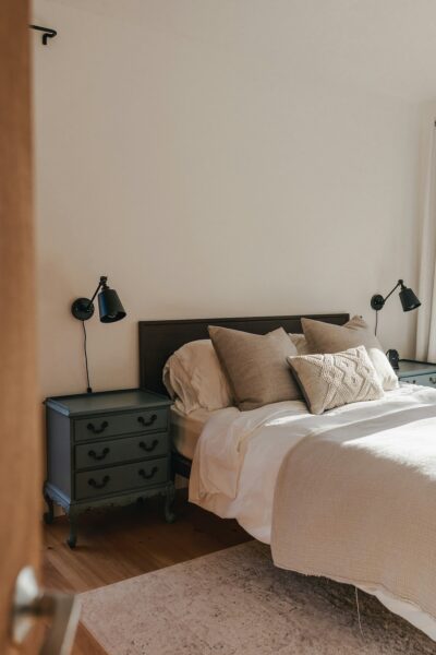 Minimalistische slaapkamer met houten accenten