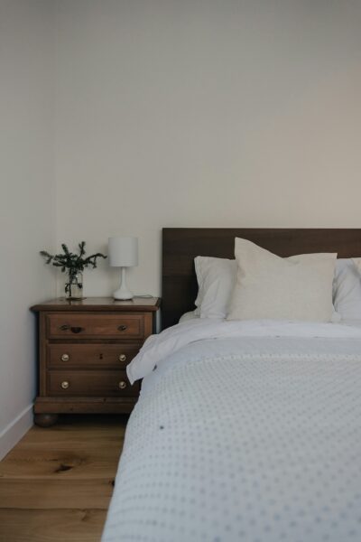 Landelijke slaapkamer met houten nachtkastje