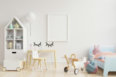 Minimalistische kinderkamer met speelse elementen