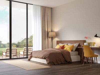 Moderne slaapkamer met bruin hoofdbord en grote ramen