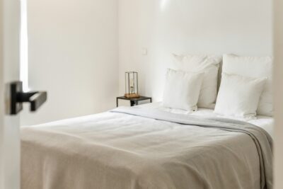 Minimalistische slaapkamer met op maat gemaakt hoofdbord
