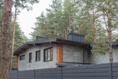 Moderne gevel met zwarte ramen en houten accenten
