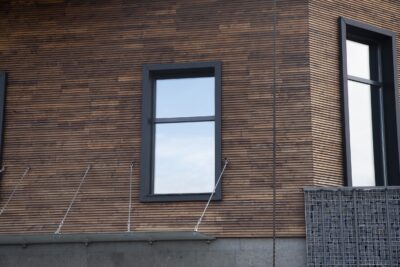 Moderne gevel met houten bekleding en grote ramen